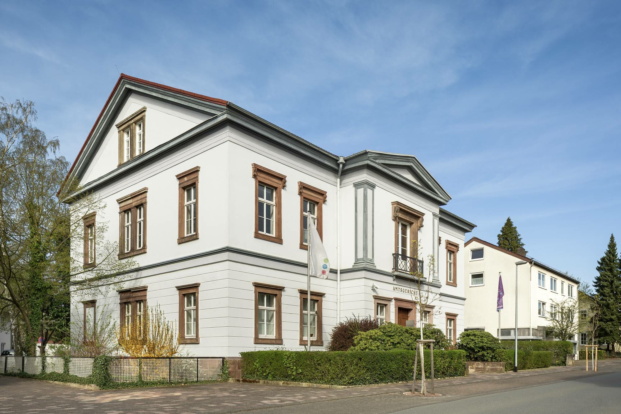 Mit einem Dachgeschossumbau erweiterte das ortsansässige Architekturbüro Müntinga und Puy 2019 die vorhandenen Büroflächen.