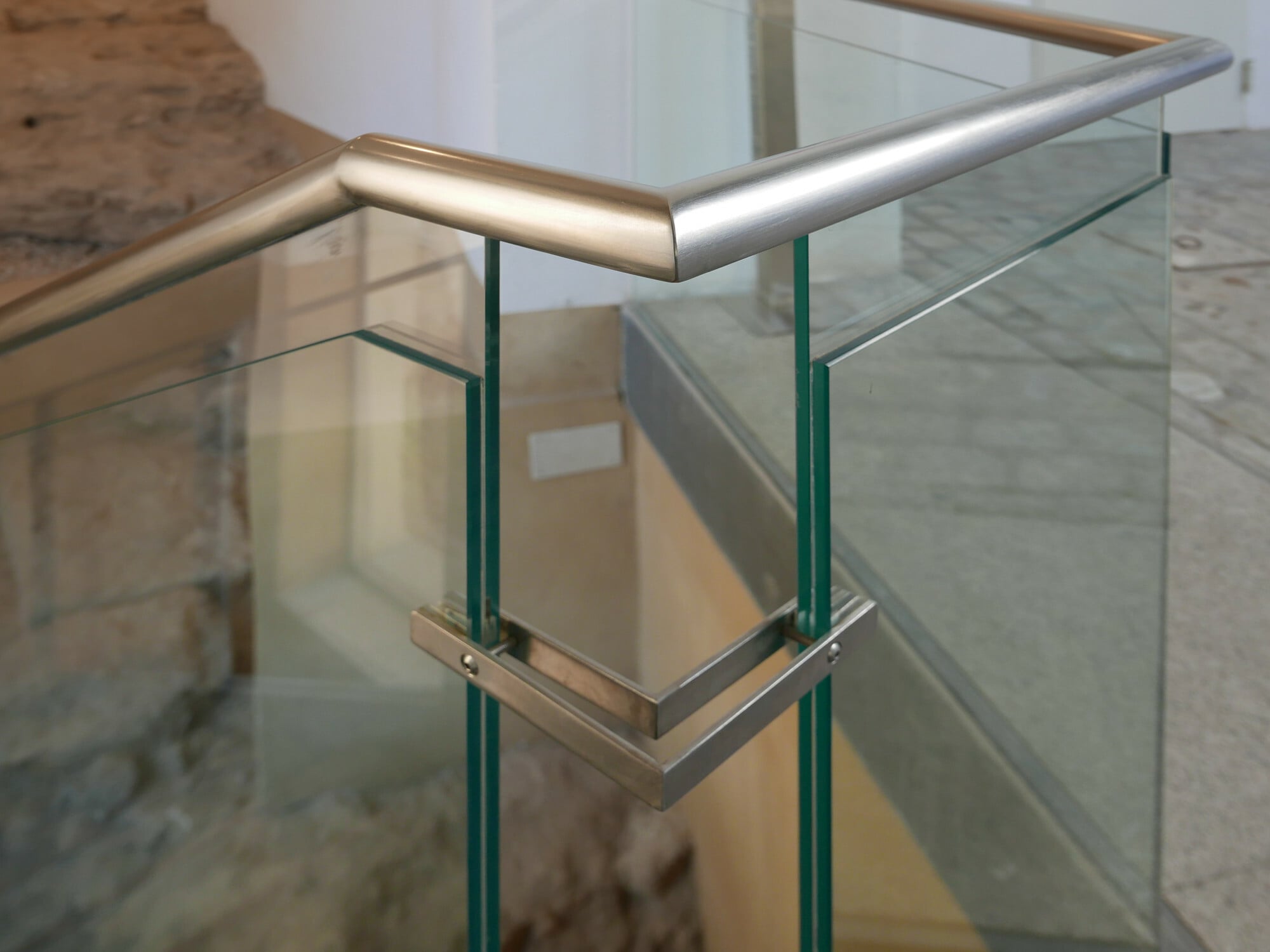 Beim Planen von Glasgeländern unterscheidet man linear, einseitig gehaltenes Glas, linear, zweiseitig gehaltenes Glas sowie diverse Varianten von punktgehaltenem Glas.