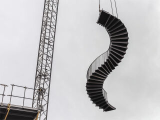 Auf Maß gefertigte Faltwerktreppe aus Stahl in einem Wohnhaus in Wiesbaden