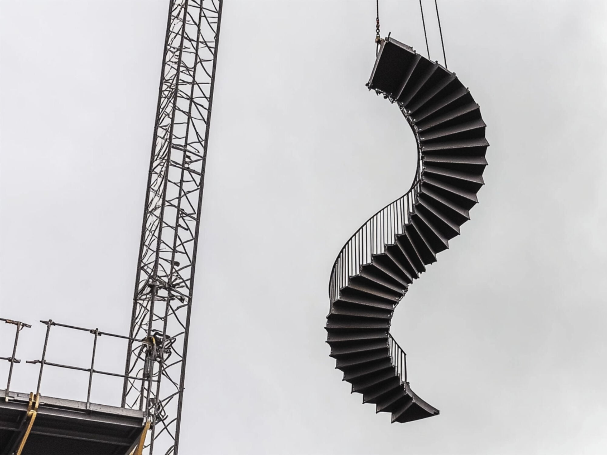 Auf Maß gefertigte Faltwerktreppe aus Stahl in einem Wohnhaus in Wiesbaden