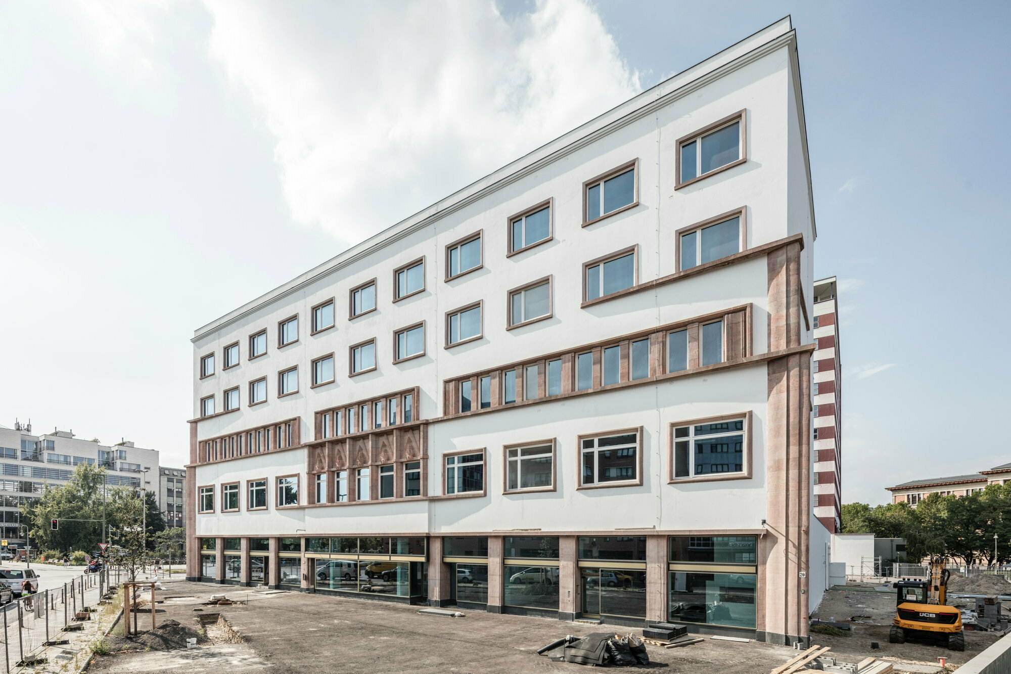 Der weiß verputzte Bau profilierten Ecken aus rotem Porphyr heißt seit 1974 Deutschlandhaus.