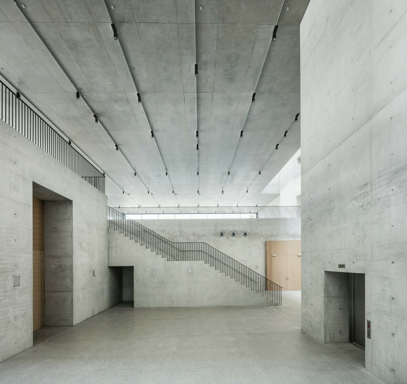In der neuen Gebäudemitte öffnet sich das großzügige Foyer, eingerahmt vom Bestand und dem massiven Sonderausstellungsbereich.