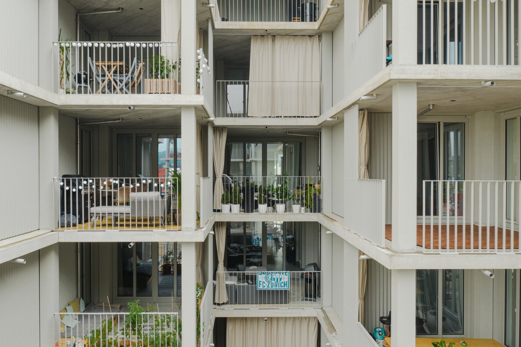 Die Wohnungen haben große Balkone zum Hof