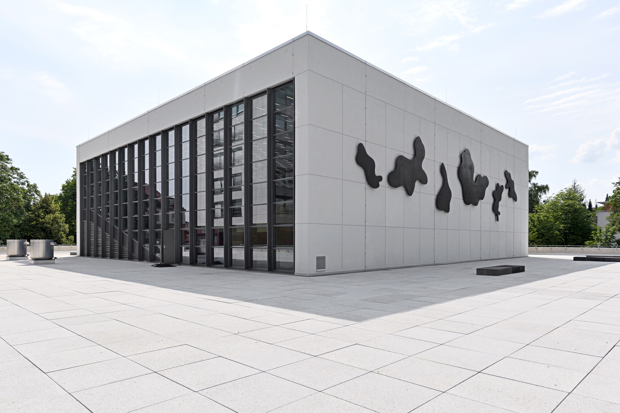 Die Architekturschaffenden mussten Denkmal-, Brand- und Wärmeschutz in Einklang bringen und zugleich das Erscheinungsbild und die Oberflächen sowie Kunst am Bau (Hans Arp) bewahren.