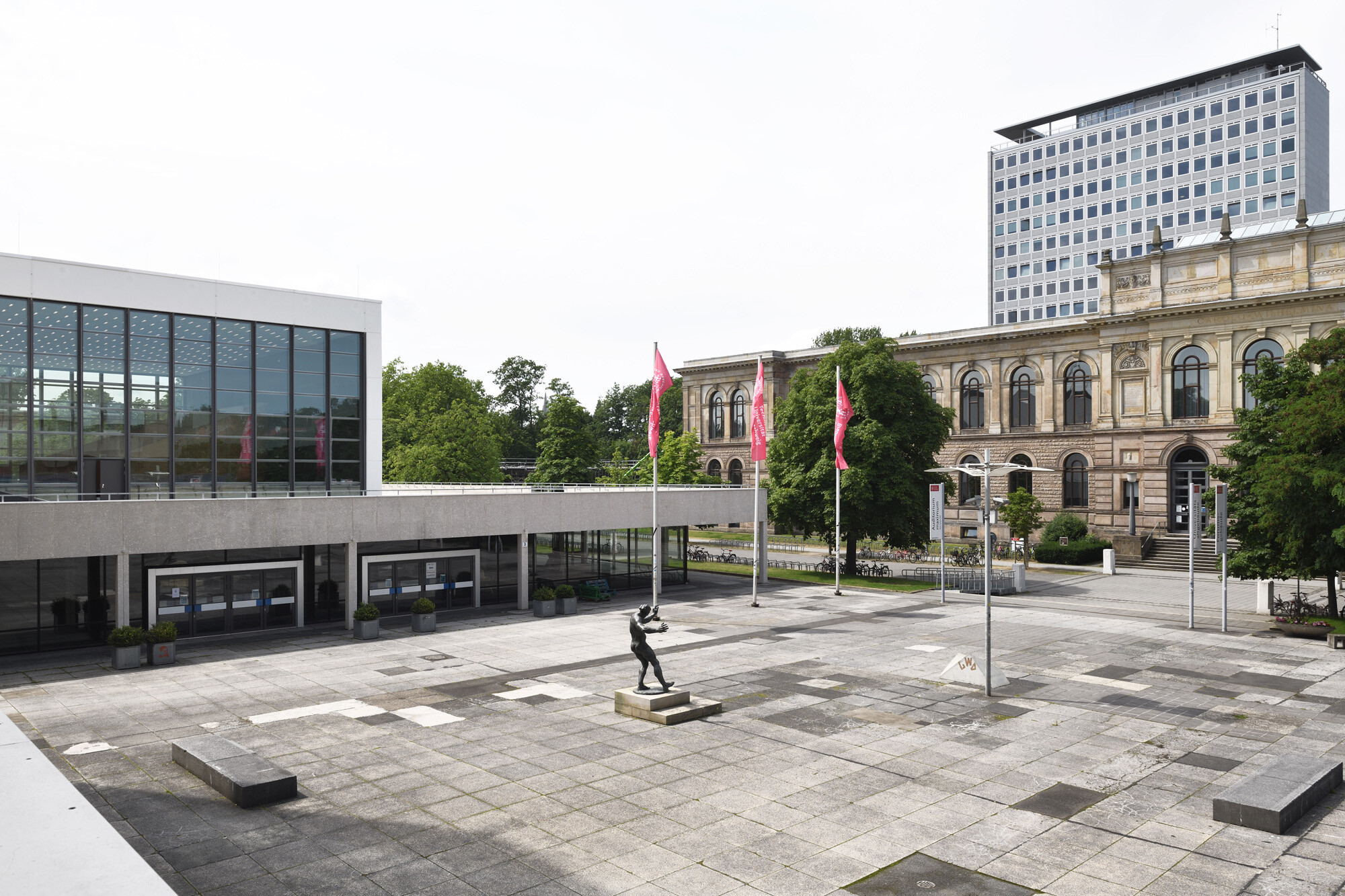 Das Hochschulgebäude wurde nach Plänen von Krekeler Architekten Generalplaner behutsam energetisch und brandschutztechnisch saniert.