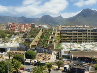 Die spektakulären Steildachbegrünungen sind Teil des vielfältigen Erscheinungsbildes des Hotels GF Victoria auf Teneriffa.