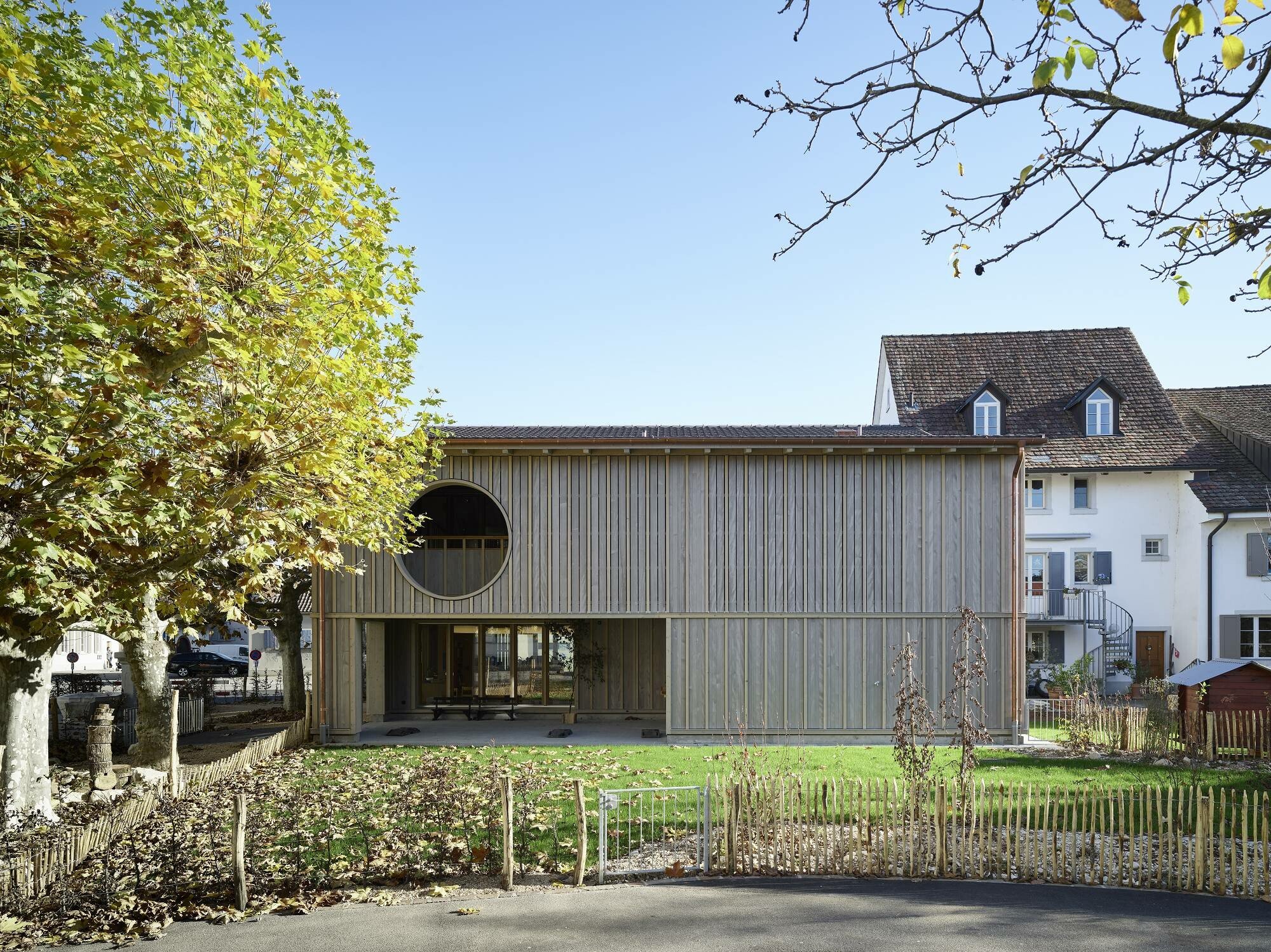 Zwei Geschosse beherbergen Räumlichkeiten für jeweils eine Kindergartengruppe.