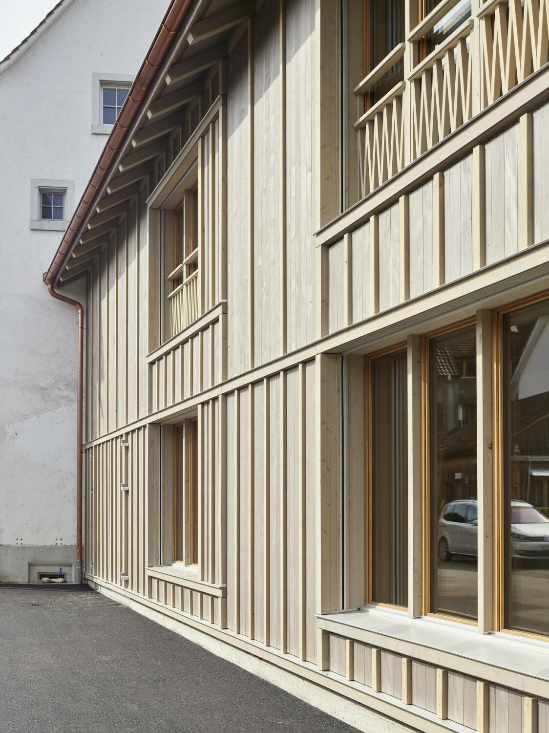 Die Fassade ist mit Nut- und Federbrettern verkleidet. 