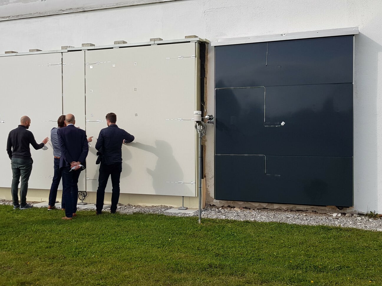 Freilandversuchsstand am Fraunhofer IBP: Versuchsfassade mit Beton- und Metallprototypen für die Outdoor-Untersuchungen im BMWi-Forschungsvorhaben „Solar-VHF"