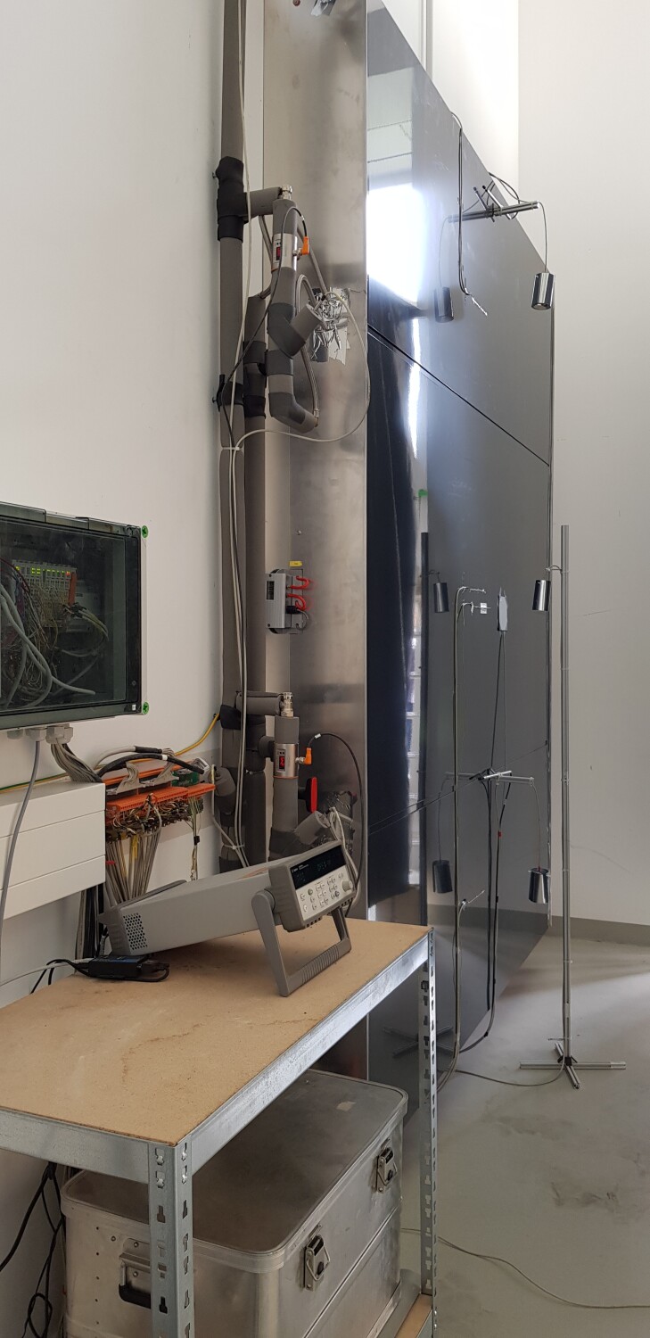 Technikum Fraunhofer IBP: Versuchsfassade aus Metall für Indoor-Tests  des BMWi-Forschungsvorhabens „Solar-VHF"