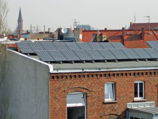 Der Bundesverband Neue Energiewirtschaft fordert einen schnelleren Ausbau förderfreier und geförderter Solaranlagen und schlägt in seinem Positionspapier 35 konrete Maßnahmen für die Umsetzung vor. 