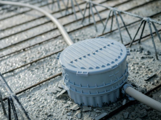 Wissenswertes zu einer vorausschauenden Planung und Verlegung ist in der Informationsbroschüre Elektroinstallationsrohre gebündelt.