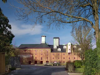 Rötlicher Ziegelkoloss mit Schieferdeckung: Das Londoner Büro Tim Ronalds Architects wandelte die ehemalige Mälzerei von 1898 in ein Theater für die King's School um.