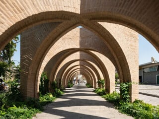 Um den Anwohnenden nach dem Erdbeben zu helfen, die Identität ihres Ortes wiederzuerlangen, legte das Architekturbüro MMX Pläne für den Wiederaufbau der zentralen Gärten der Gemeinde vor, den Jardines Centrales de Jojutla.