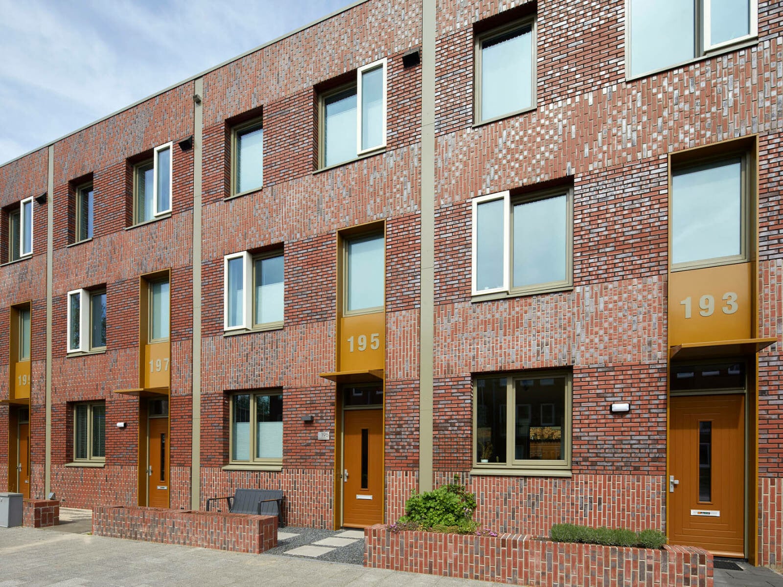 Für den städtebaulichen Zusammenhalt von Alt- und Neubauten wählte das Büro LEVS architecten für die neu errichteten Häuser die Verblendklinker Schleswig GT und Rostock des Herstellers Hagemeister.