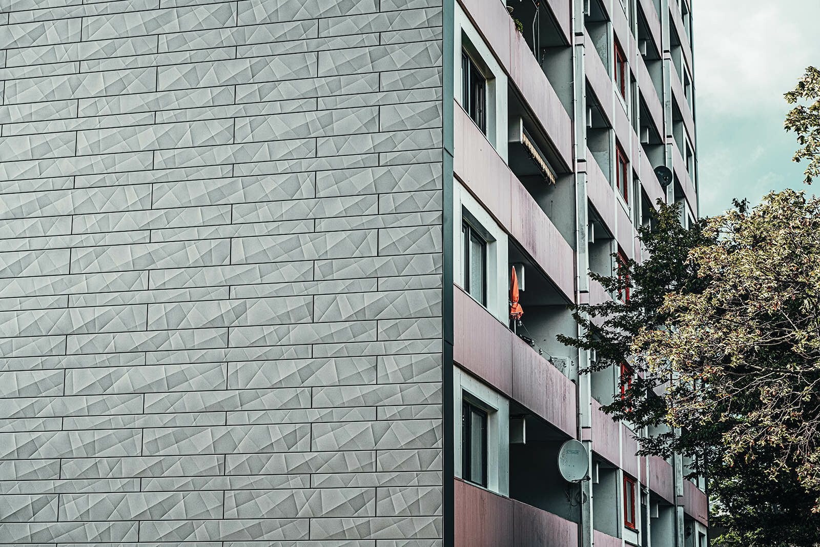 Nicht nur das geringe Gewicht, sondern auch das zeitlose Aussehen mit geometrischer Faltung und die Langlebigkeit des Materials überzeugten sowohl den Planer als auch die Eigentümerschaft.