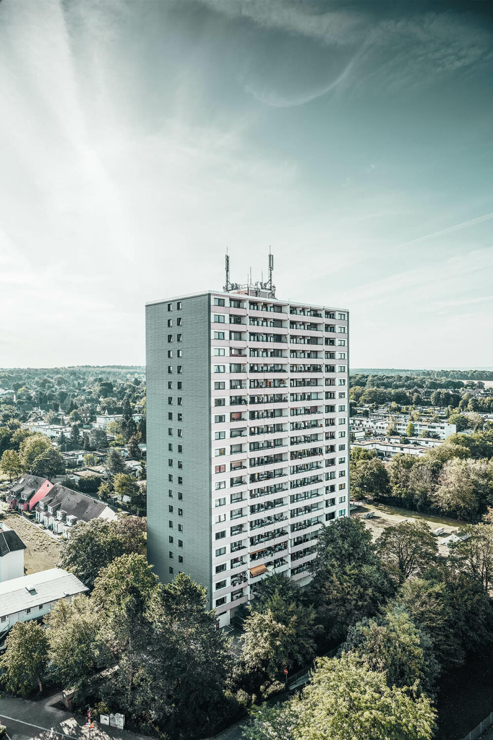 Die vorherigen Waschbetonfassaden lösten sich bereits. Für die neue Hülle des 20 Geschosse aufragenden Hochhauses aus den 1970er-Jahren fiel die Wahl auf eine vorgehängte hinterlüftete Fassade aus leichten Aluminiumelementen.