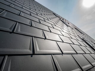 Die Dachplatte R.16 von Prefa ist leicht und zu einem großen Teil aus Sekundäraluminium gefertigt.