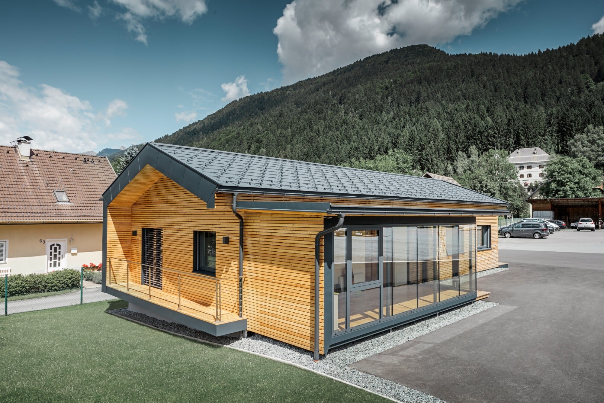 Die Kombination der Werkstoffe Holz, Glas und Aluminium lässt das ebenerdige Bürogebäude modern erscheinen.