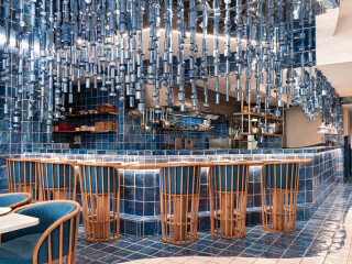 Neu gestaltet wurde das Restaurant mit Bar La Sastrería im historischen Stadtteil Cabanyal-Canyamelar in Valencia. Für den Umbau zeichnet die ortsansässige Designagentur Masquespacio verantwortlich.