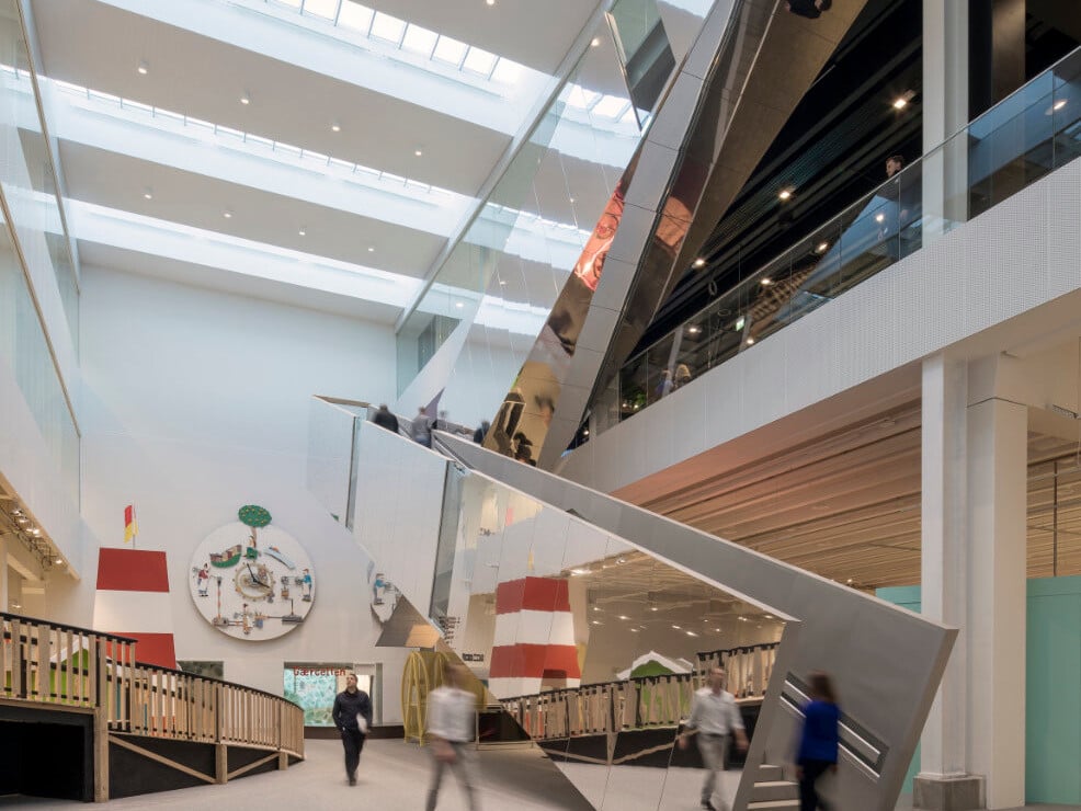Im Museum Experimentarium im dänischen Hellerup können Wissenschaft und Technik erkundet werden. Nach Plänen von Cebra Architects wurde der Bestandsbau um einem Anbau erweitert und so die Ausstellungsfläche verdoppelt.