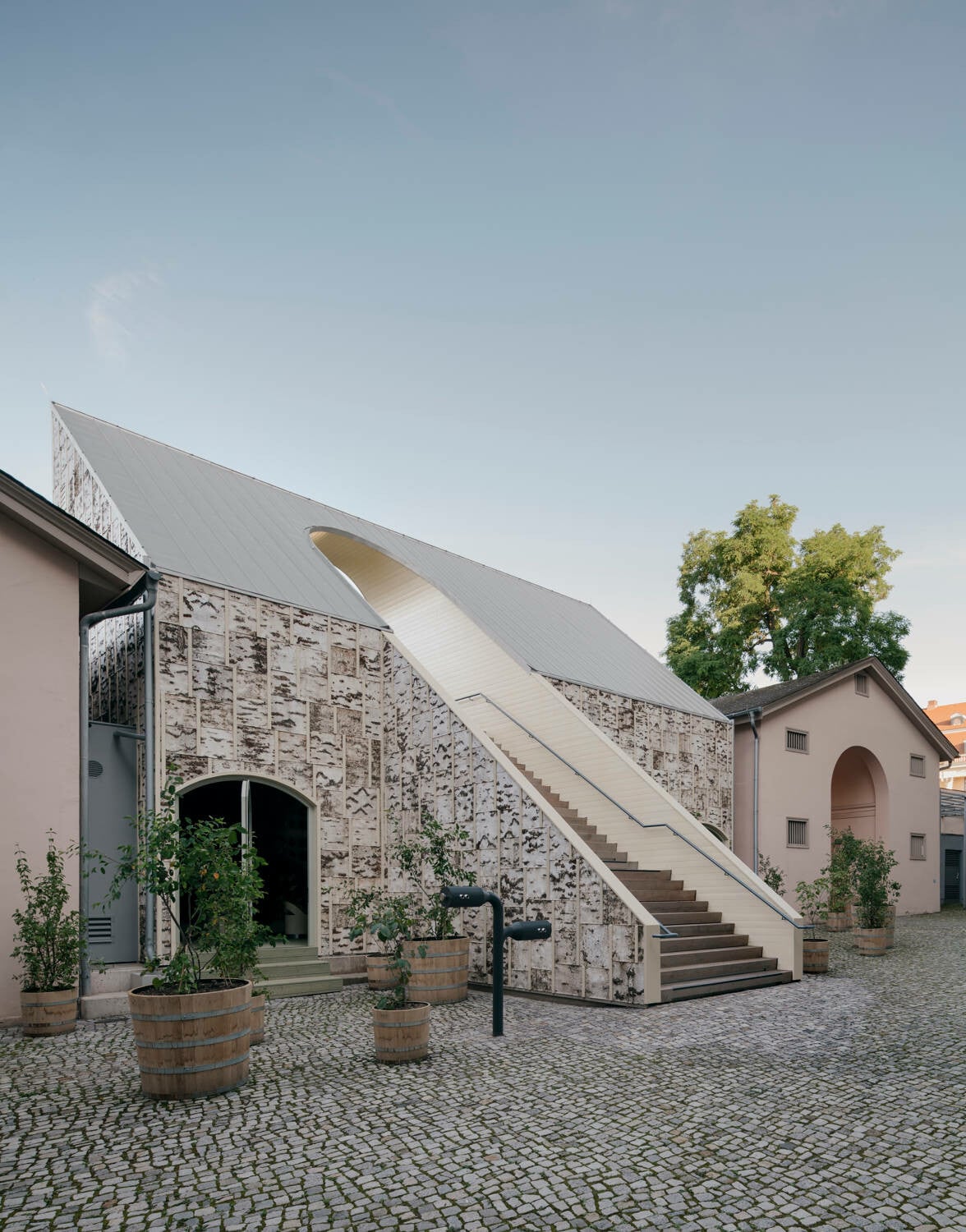 Als Hommage an Goethes Borkenhäuschen ist die Fassade des temporären Baus mit Birkenrinde verkleidet.