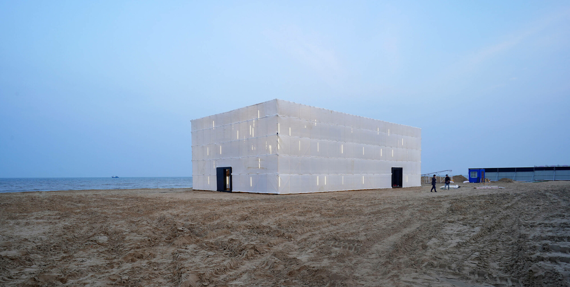 Zwanzig Tage lang bot sie im Sommer 2021 an einem Strand bei Qinhuangdao Raum für das Begleitprogramm eines Theaterfestivals.