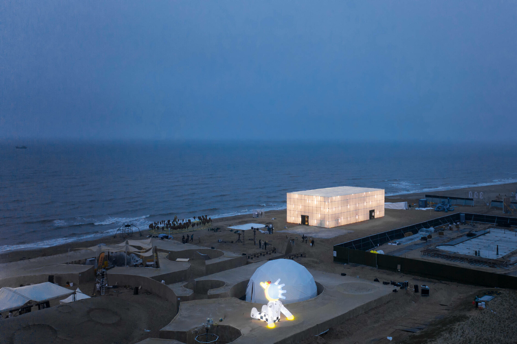 Die Halle befand sich auf dem Areal des Aranya Resorts, eines Rückzugsorts für Chinas Wohlhabende am Golf von Bohai – Pekings nächstgelegenen Meereszugang.
