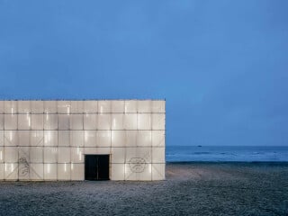 Der Entwurf für die aus Gerüstbauteilen konstruierte temporäre Veranstaltungs- und Ausstellungshalle namens „Zone Out Space“ stammt von Heimat Architects aus Peking. 