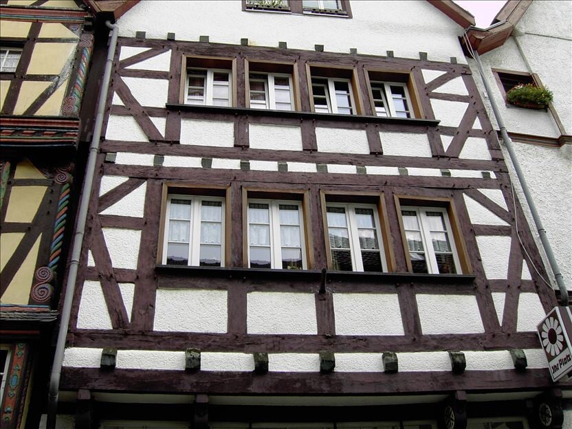 Wohn- und Geschäftshaus im nordrhein-westfälischen Bad Münstereifel mit seitlichen Verstrebungen als sogenannte K-Figur