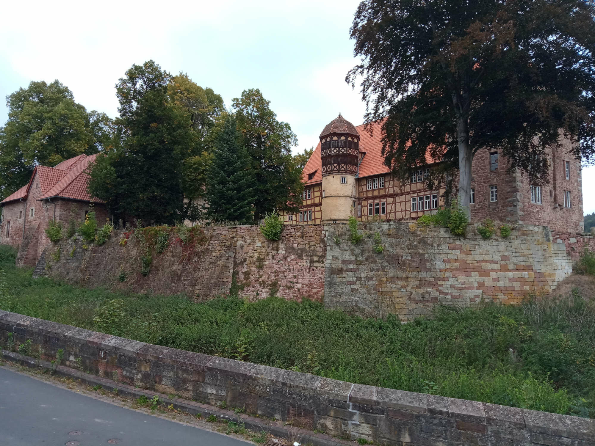 Seckendorf-Schloss im hessischen Buchenau (Gemeinde Eiterfeld): Anlage aus dem 16. Jahrhundert; das Fachwerk entstammt verschiedenen Epochen.