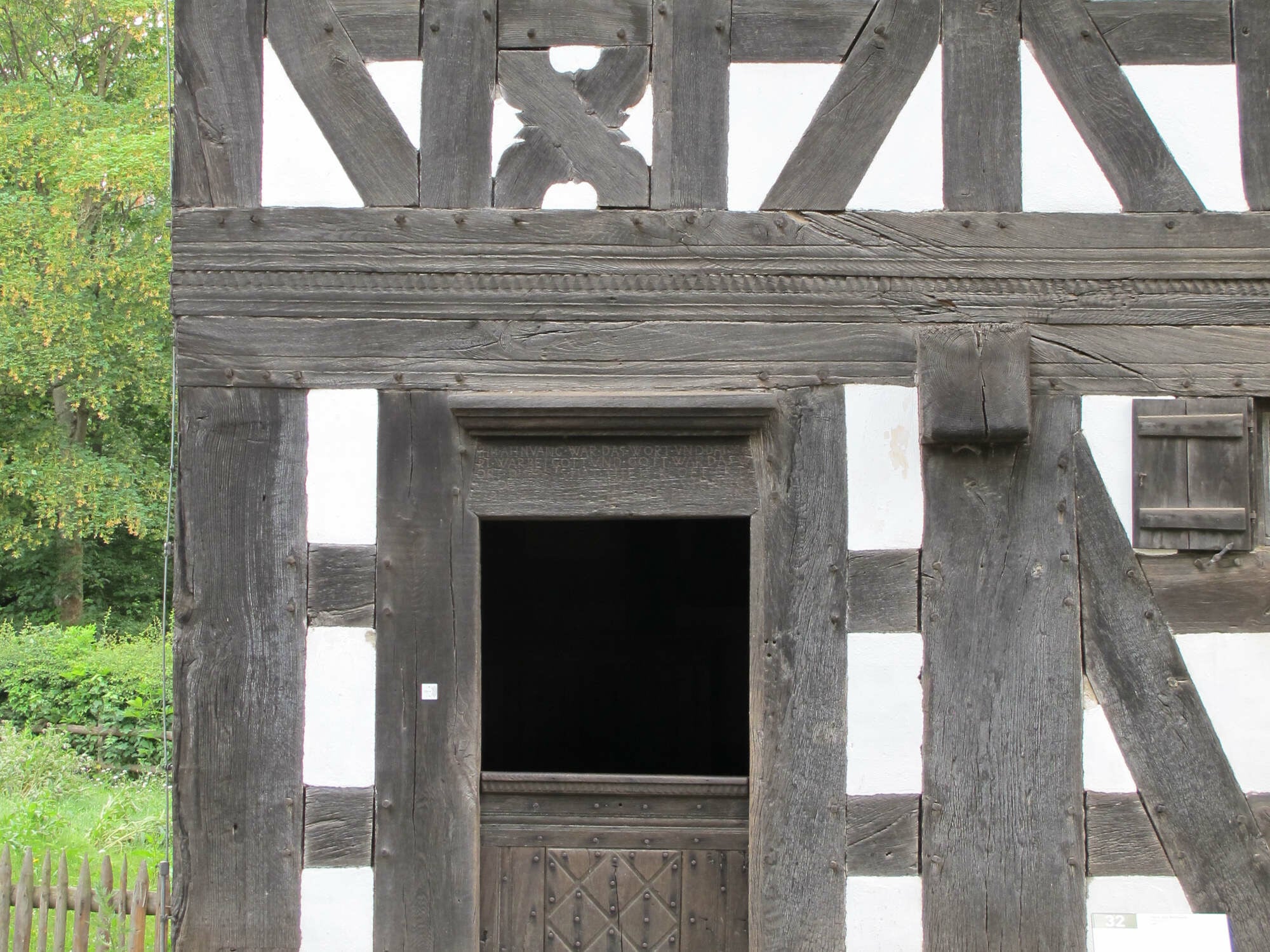 Stark ausgeprägte Eichenholzbalken bei einem Fachwerkhaus aus Bilkheim (Ende 17. Jhd.)  im Freilichtmuseum Kommern / Nordrhein-Westfalen