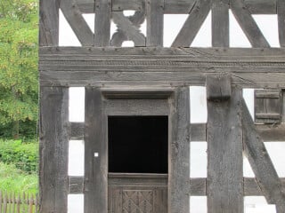 Stark ausgeprägte Eichenholzbalken bei einem Fachwerkhaus aus Bilkheim (Ende 17. Jhd.)  im Freilichtmuseum Kommern / Nordrhein-Westfalen