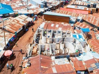 Mit den neu entwickelten Betonhohlsteinen wird im Kibera-Slum in Nairobi eine Schule errichtet.