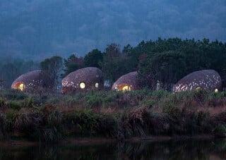 Ferienhaus mal anders: Das in Schanghai ansässige Büro ZJJZ entwickelte vier Baukörper aus ellipsoiden Zellen, die es Seeds (Samenkörner) taufte. 