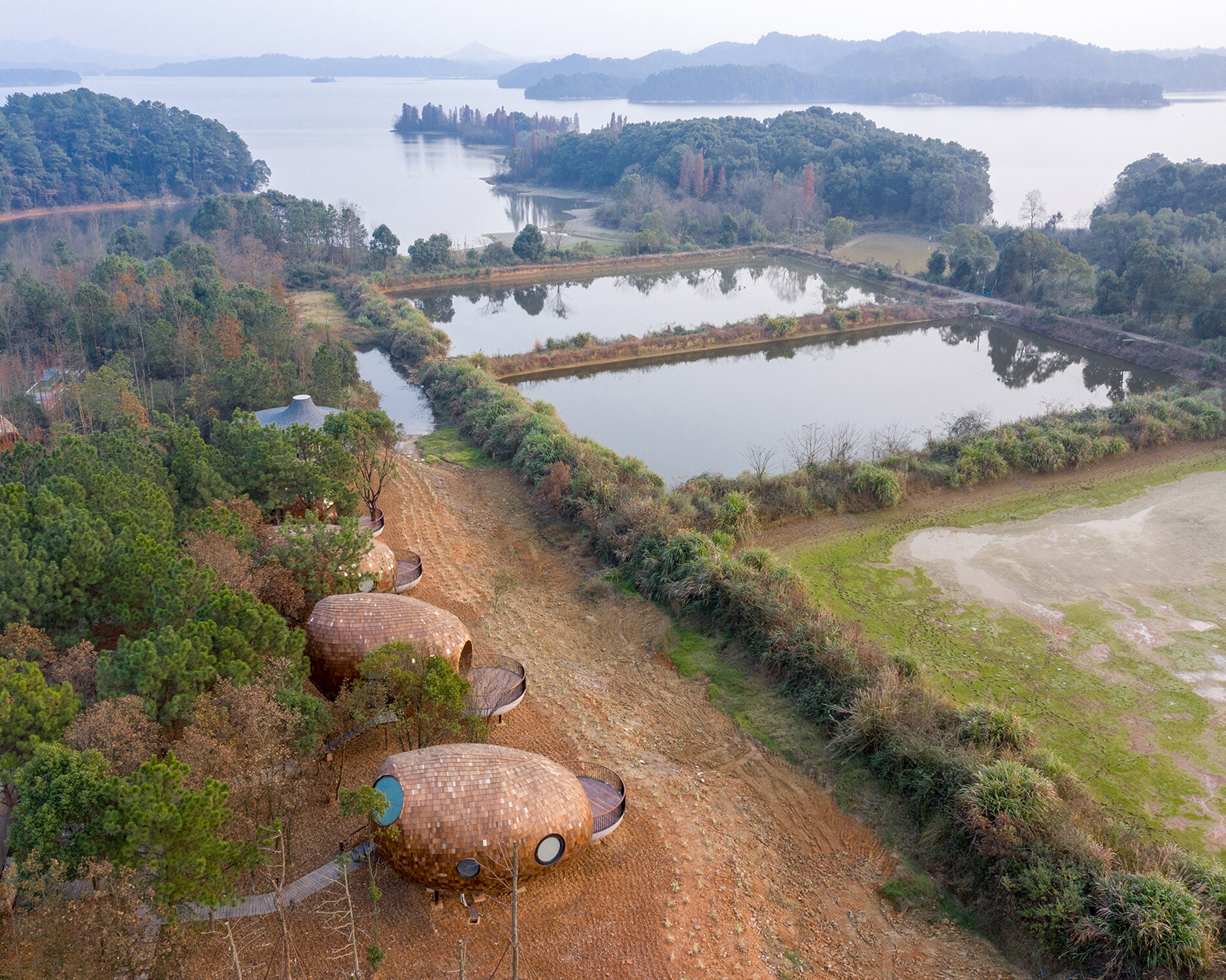 Die vier Ferienhäuser befinden sich in einer Gegend bei Jiangxi, die geprägt ist durch zahlreiche Seen, die als wichtiges Süßwasserreservoir für China gelten, und durch ein überwiegend feuchtes warmes Klima.