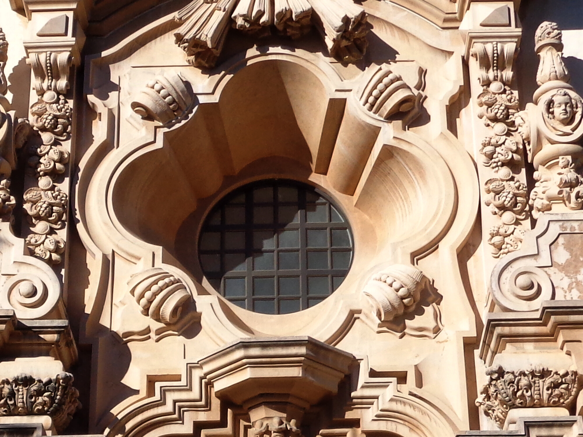Hier im Bild ist ein Kartuschenfenster in der Schaufassade der Casa del Prado im Balboa Park San Diego, 1915 als Pavillon der Panama-California-Exposition errichtet. 
