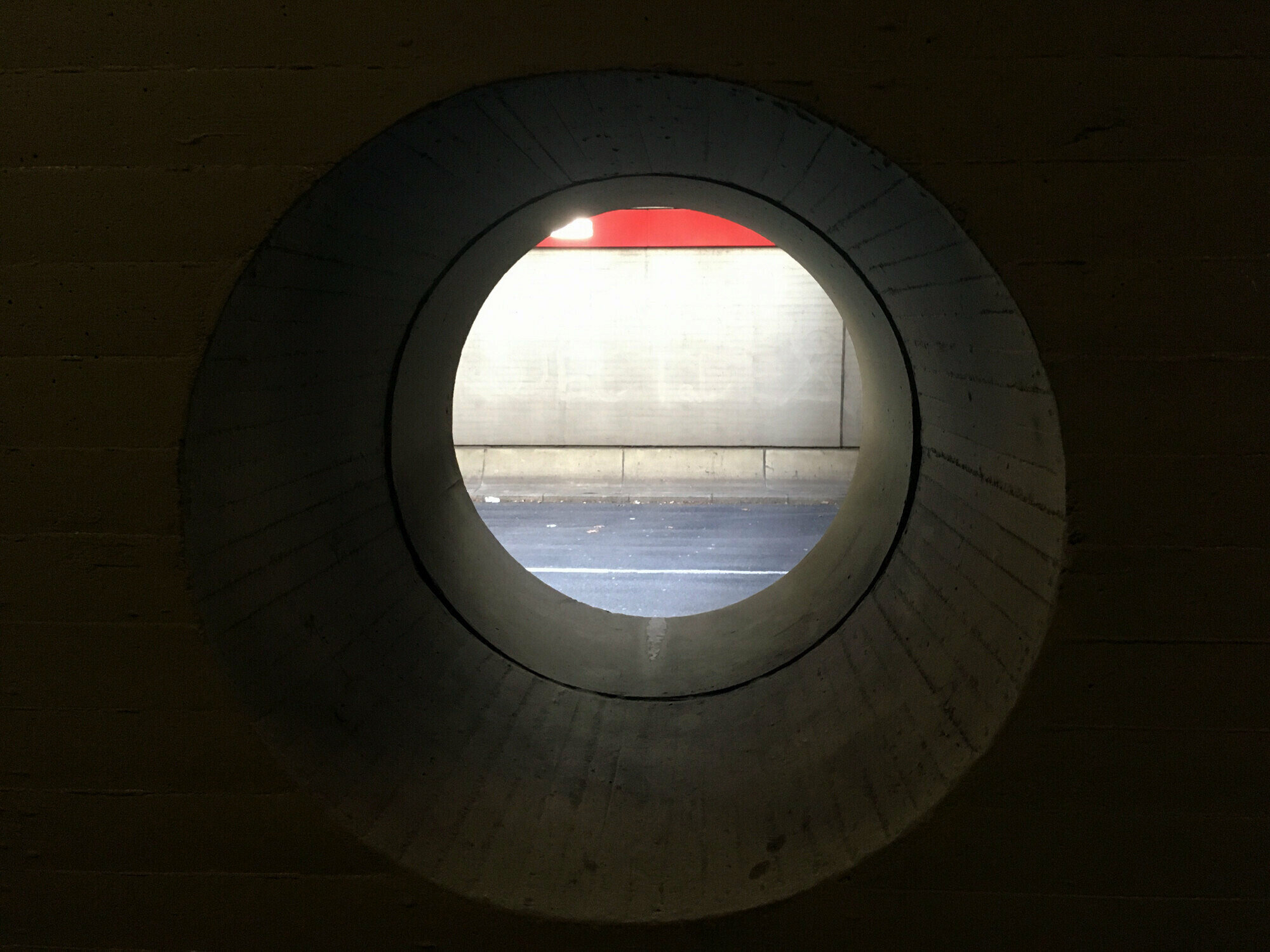 In der Architektur bezeichnet der Begriff Ochsenauge ein kleineres kreisrundes oder horizontal ovales Fenster.