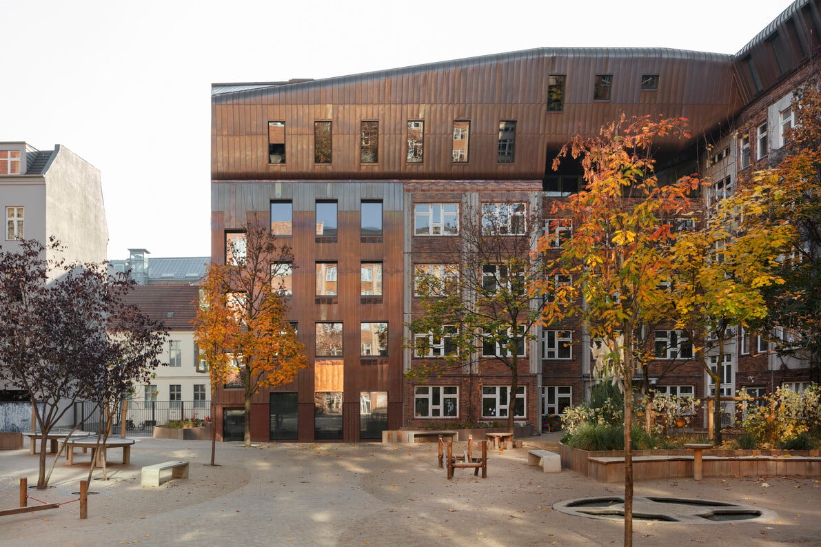 Ein seitlicher Anbau zur Linienstraße schließt eine Baulücke und schafft zusätzlichen Raum; insgesamt kamen rund 3.500 Quadratmeter hinzu.