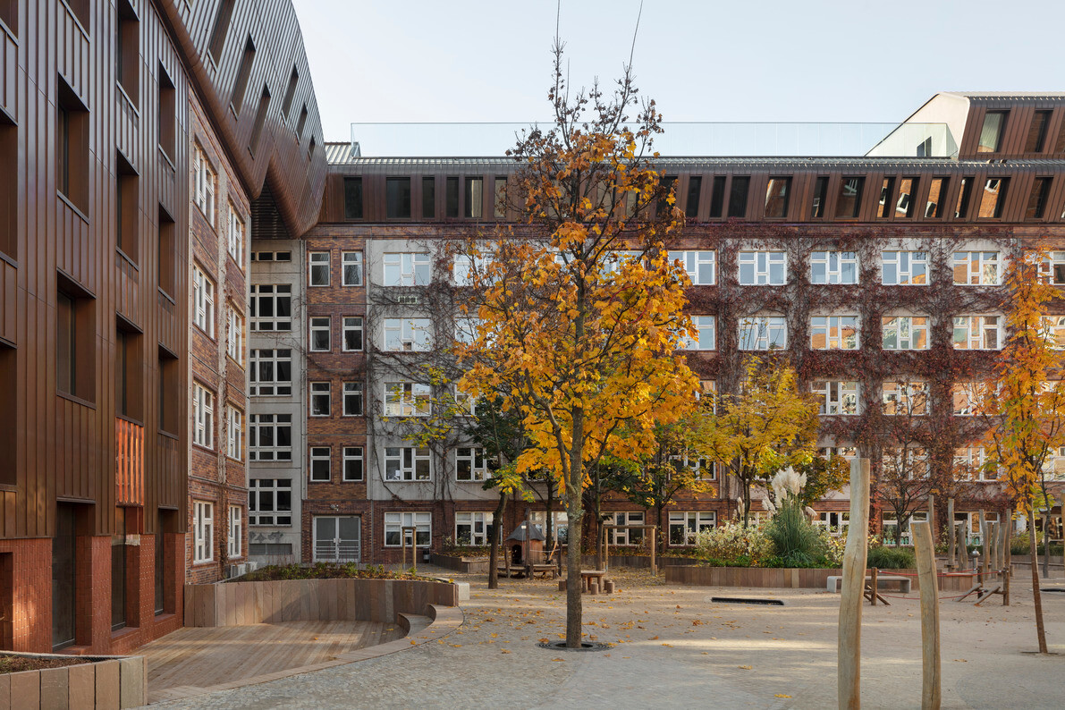 Inmitten eines städtischen Baublocks zwischen Torstraße und Linienstraße gruppieren sich die vier miteinander verbundenen Gebäudeteile um den Schulhof.