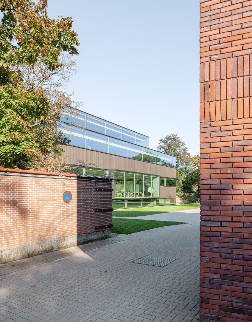 Zufahrt zum Gebäude: Die messingfarbene Aluminiumbekleidung nimmt Bezug auf die Ziegelbauten in der näheren Umgebung.