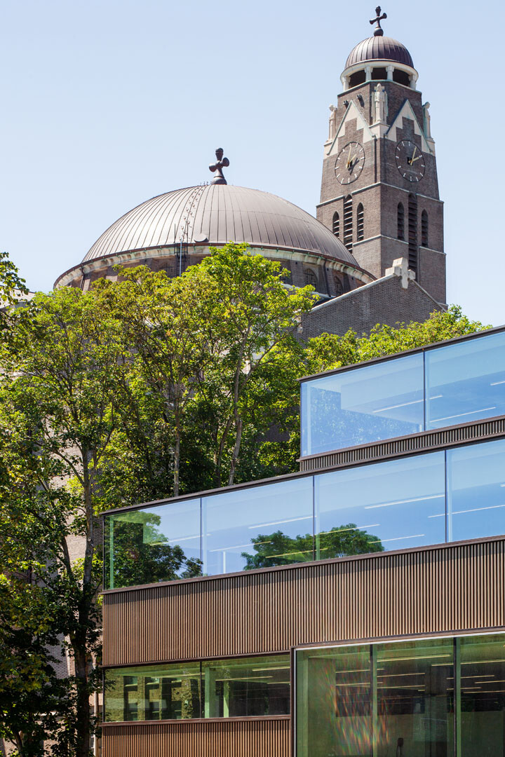 Südwestlich gelegen ist die Kirche St. Laurentius.
