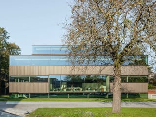 Das neue Atelierhaus der Kunsthochschule hat einen quadratischen Grundriss mit einem zentralen Atrium.