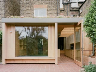 Das Reihenhaus im Londoner Stadtteil Herne Hill erhielt einen Anbau: Den rückwärtigen Haustrakt zum Hof erweiterten Type Studio in zwei Richtungen.