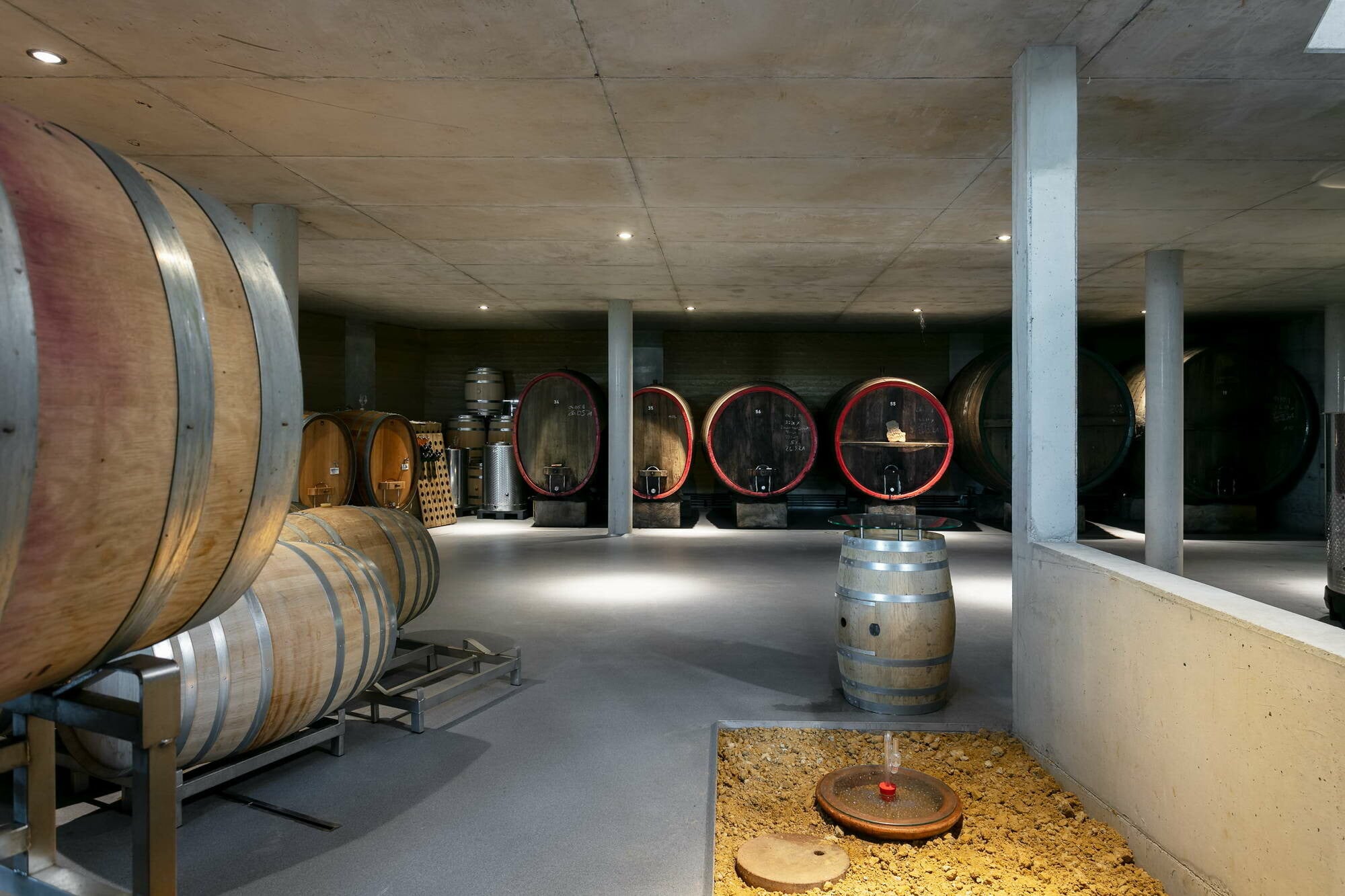 Für die Weinlagerung sind die im Erdgeschoss 60 cm dicken Stampflehmwände ideal, da sie die Luftfeuchtigkeit regulieren.