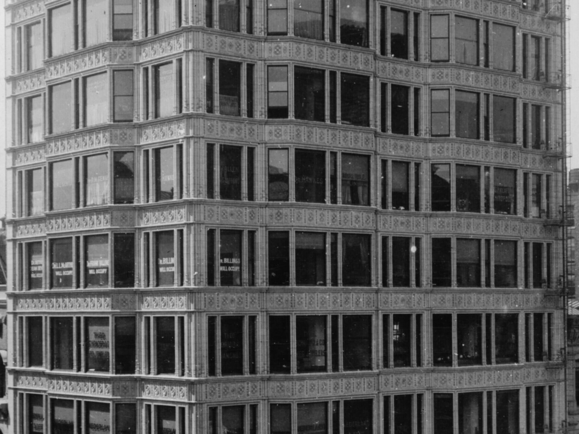 Beim 14-geschossigen Reliance Building (erbaut 1894-95) griff der Architekt Charles B. Atwood aus dem Büro Burnham and Root die traditionelle und bewährte Typologie der Bay Windows aus England auf, um eine maximale Belichtung der Nutzflächen zu erzielen. Das gilt als die Erfindung des Chicago Window.