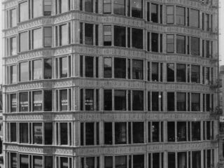 Beim 14-geschossigen Reliance Building (erbaut 1894-95) griff der Architekt Charles B. Atwood aus dem Büro Burnham and Root die traditionelle und bewährte Typologie der Bay Windows aus England auf, um eine maximale Belichtung der Nutzflächen zu erzielen. Das gilt als die Erfindung des Chicago Window.