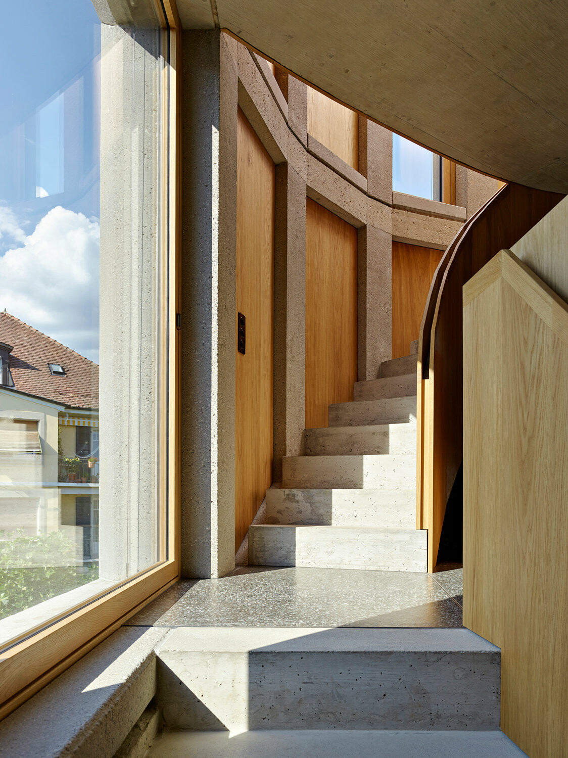 Ungewöhnlich ist die Treppe, die sich nicht in einem abgeschlossenen Kern befindet, sondern sich entlang der gebogenen Außenwand Etage für Etage nach oben windet.