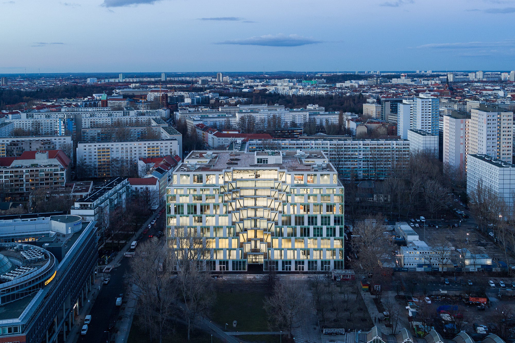 Aufgrund der aktuellen Debatte um CO2 Bilanzen und Graue Energie beschlossen Jasper Architects, das Tragwerksskelett aus Beton zu erhalten.