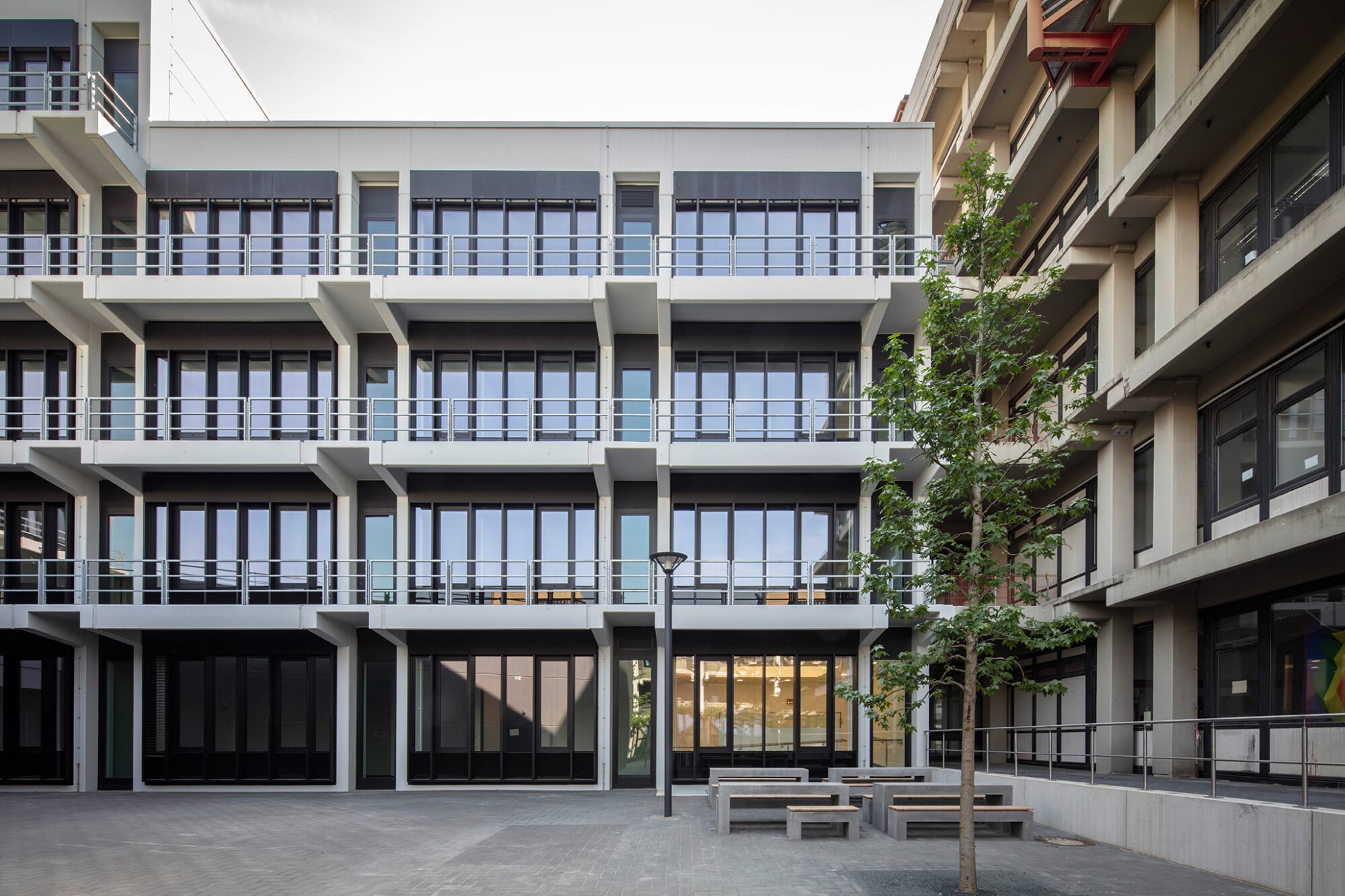 Der Bau der Philosophischen Fakultät hat eine charakteristische Betonfassade.